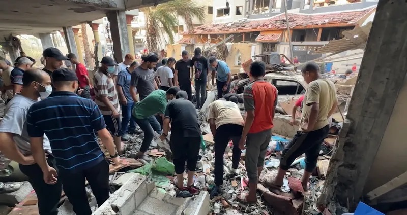 محلل سياسي لـ”الوئام”: إسرائيل قصفت مدرسة التابعين بقنابل محرمة دوليا
