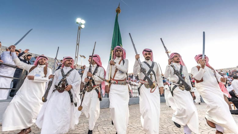 العرضة السعودية.. رقصة الحرب والسلام تجمع الماضي بالحاضر