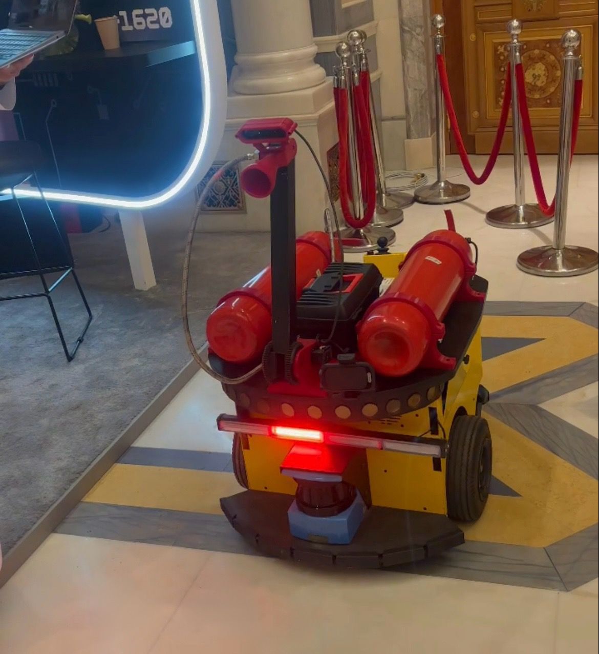 مشروع روبوت آلي لإطفاء الحرائق من جامعة الملك سعود في قمة الذكاء الاصطناعي