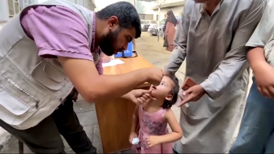 داعية لوقف إطلاق النار.. “الأونروا” تُرحب بتقدم حملة تطعيم شلل الأطفال في غزة