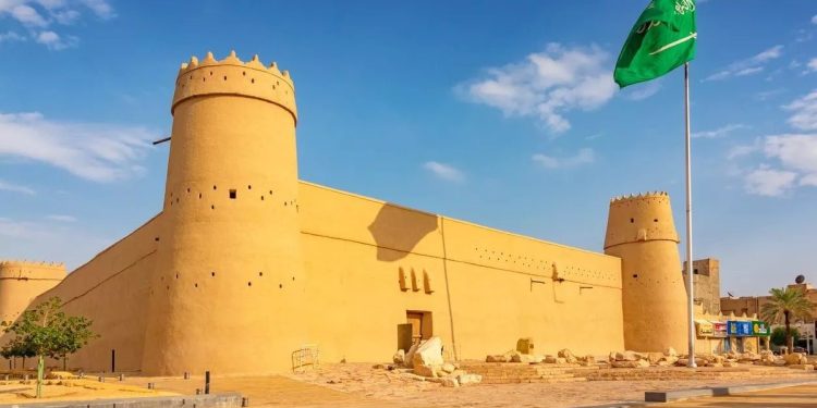 يقف شامخًا في قلب الرياض.. “المصمك” صرح شاهد من أبوابه انطلقت رحلة توحيد البلاد