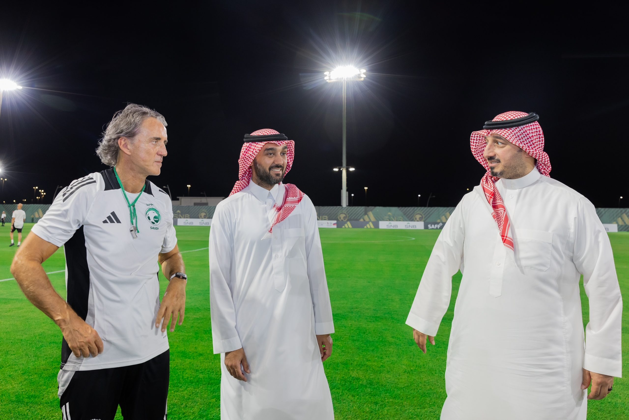 وزير الرياضة يحفز لاعبي الأخضر قبل مواجهتي أندونيسيا والصين