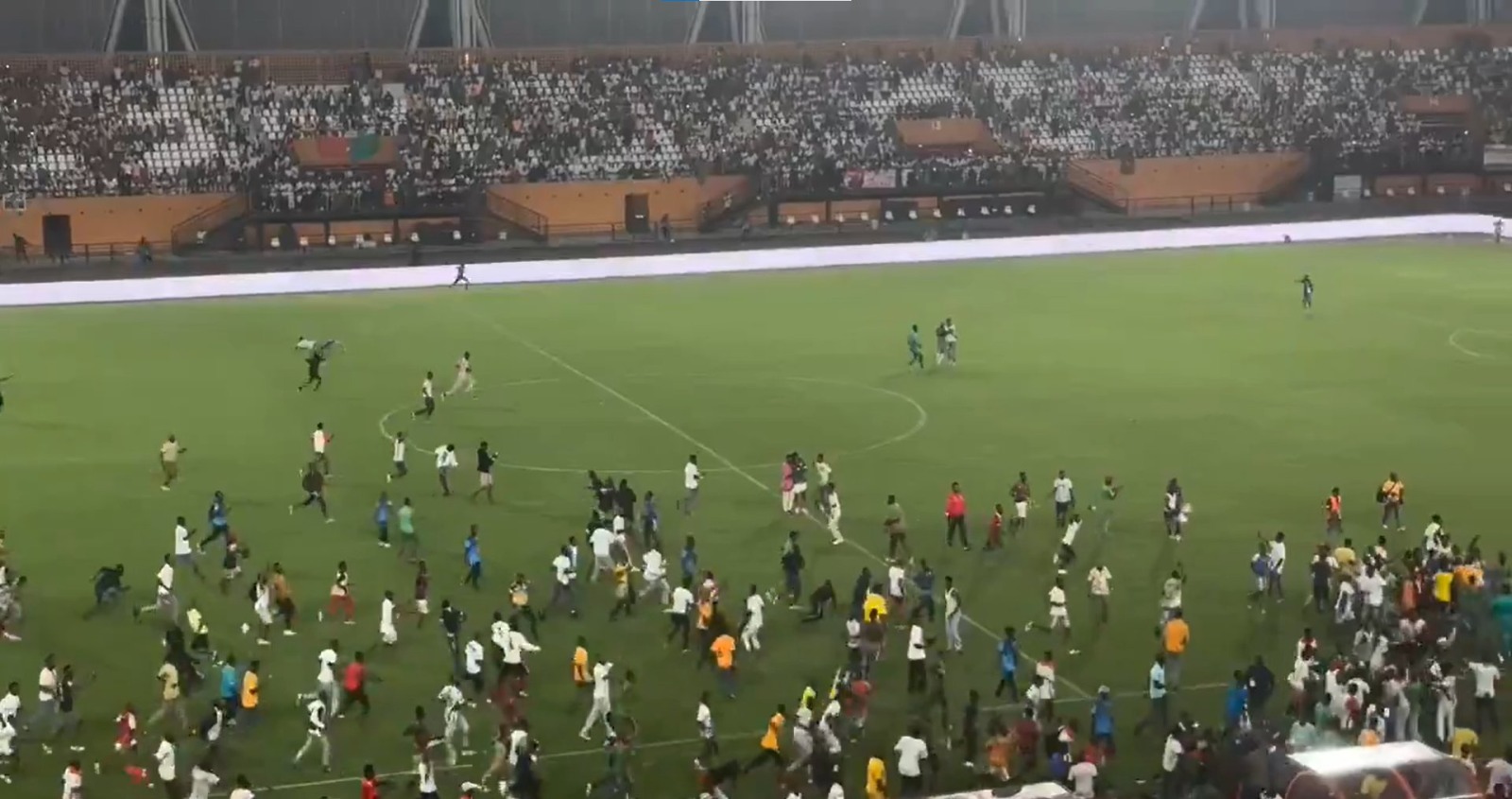 جماهير بوركينا فاسو تقتحم الملعب بعد التأهل لنهائيات أمم إفريقيا