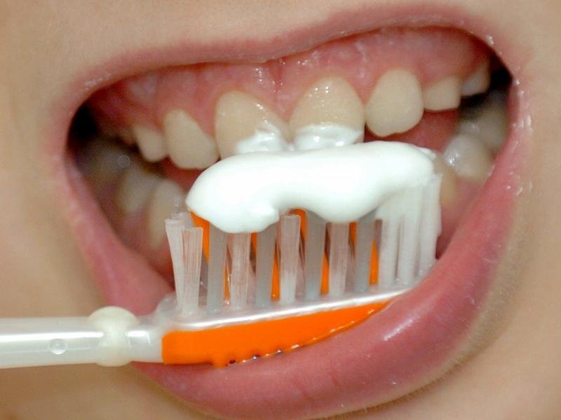 3 مواد في معجون الأسنان تحمي اللثة.. وتجنب المحتوية على عامل التبييض