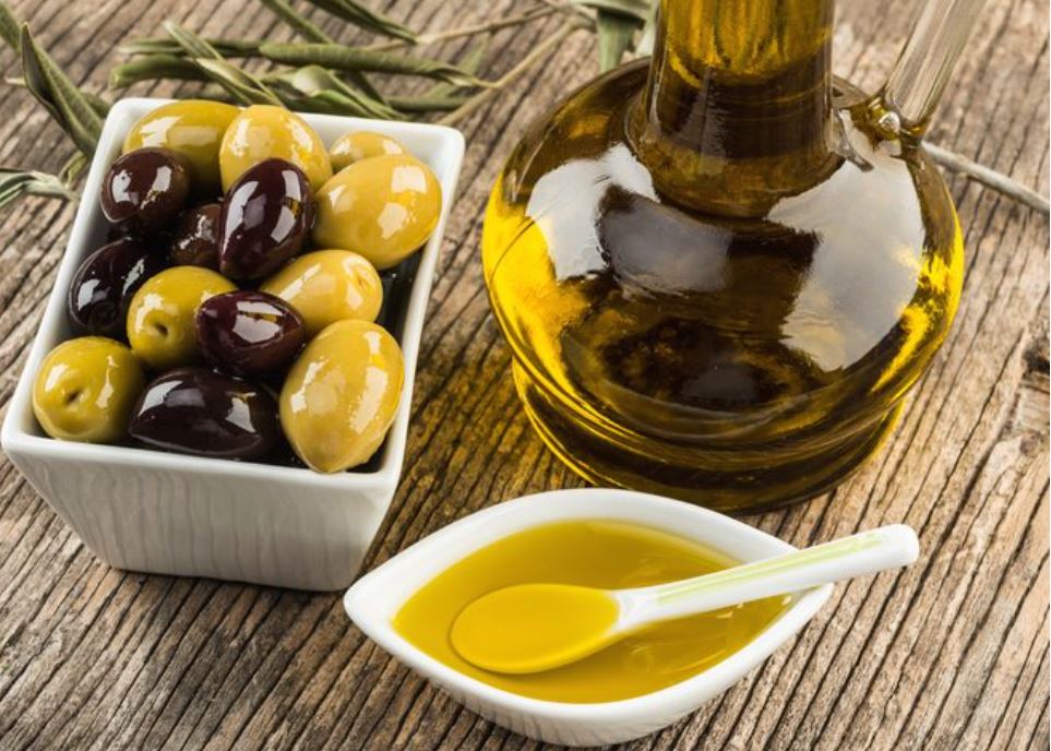 دراسة أمريكية: تناول زيت الزيتون يوميًا يُقلل خطر الإصابة بألزهايمر