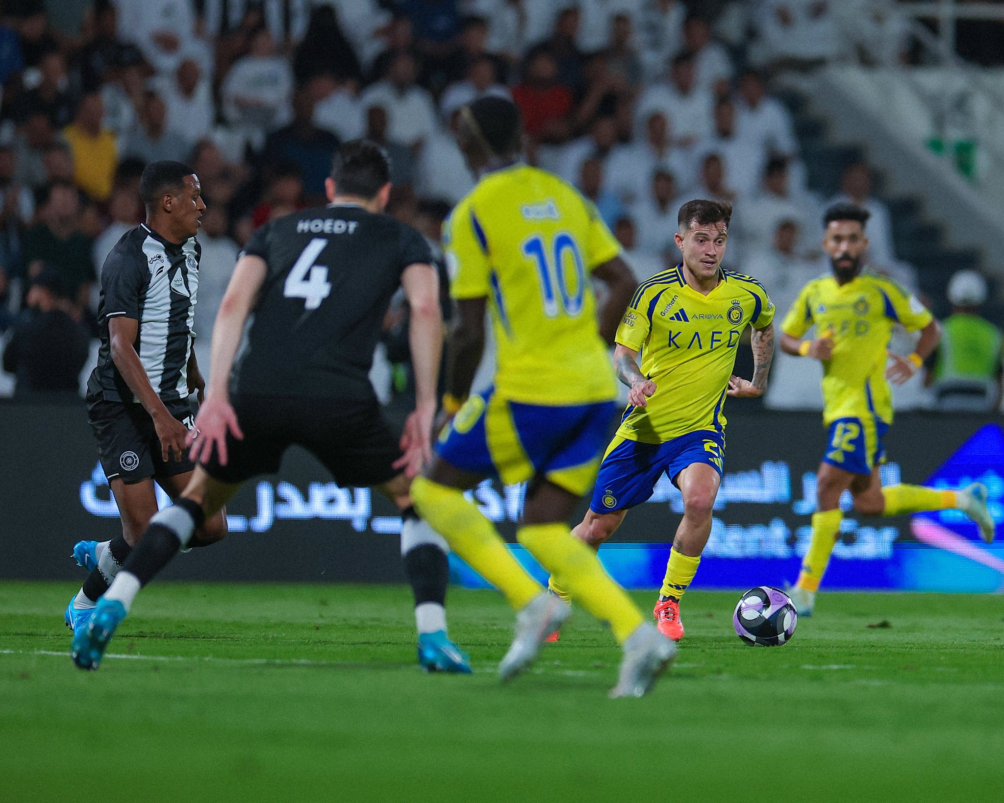 رونالدو يقود النصر للفوز على الشباب بثنائية في دوري روشن