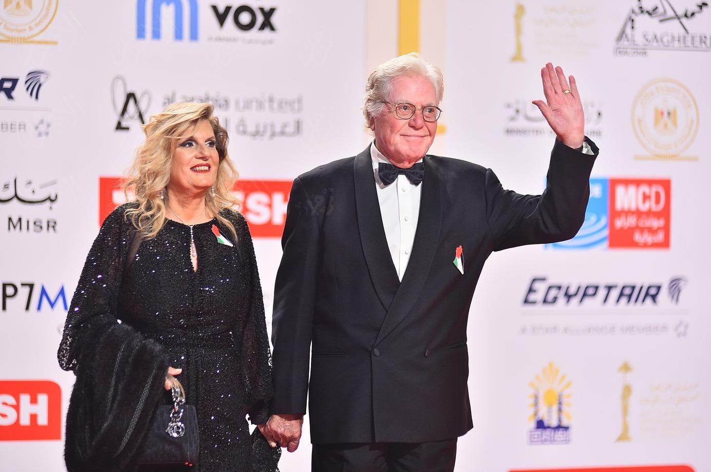 انطلاق مهرجان القاهرة السينمائي في دورته الـ45 الفنان المصري حسين فهمي