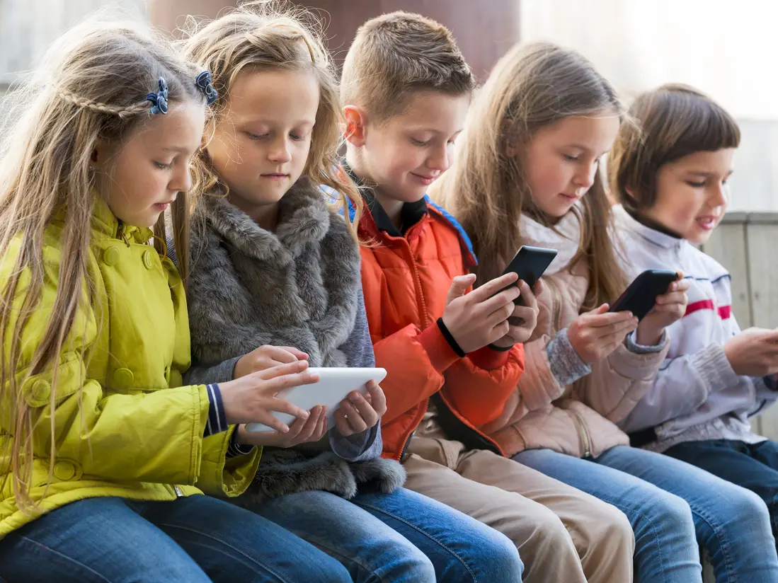 أستراليا تحظر استخدام الأطفال لوسائل التواصل