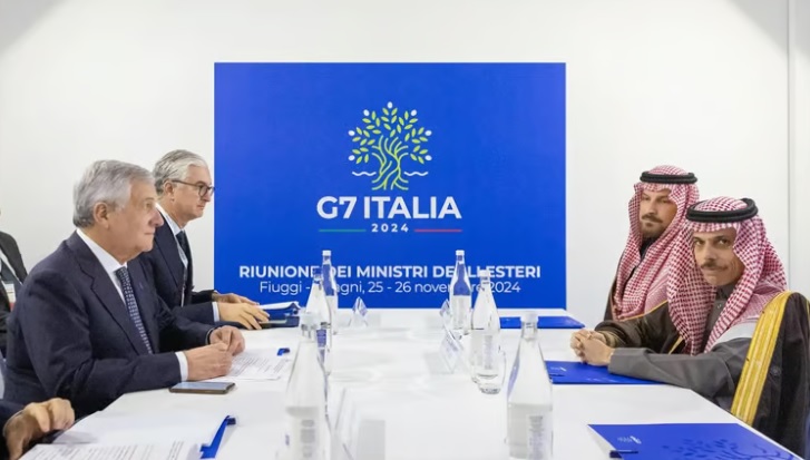 وزير الخارجية يبحث تعزيز العلاقات مع إيطاليا