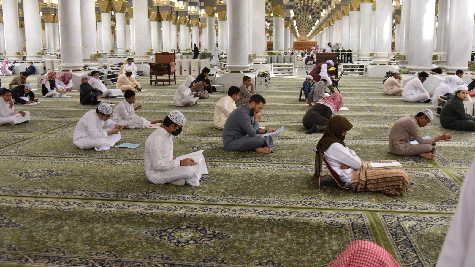 كلية المسجد النبوي تفتح باب القبول الإلكتروني