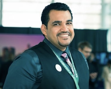 من مكة ومنى وطيبة نقولُ بهم رضينا