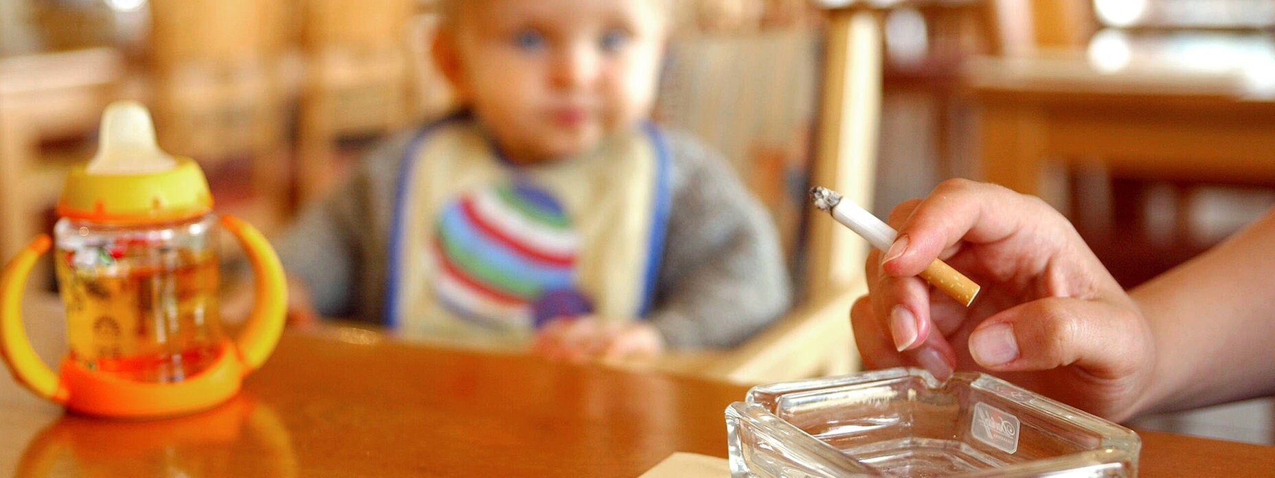 للمدخنين.. عادة تهدد صحة طفلك