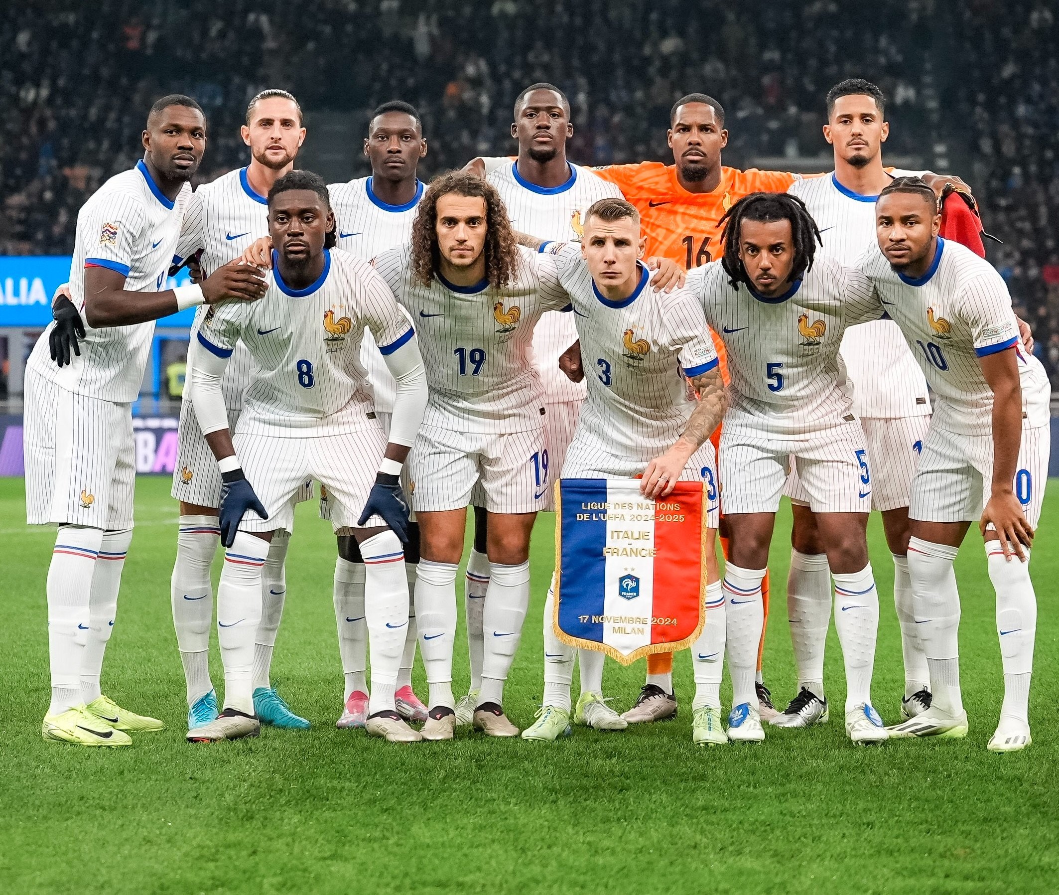 فرنسا تنتزع صدارة مجموعتها من إيطاليا