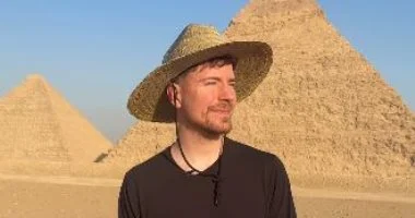مستر بيست.. أمريكي متهم بتأجير الأهرامات المصرية