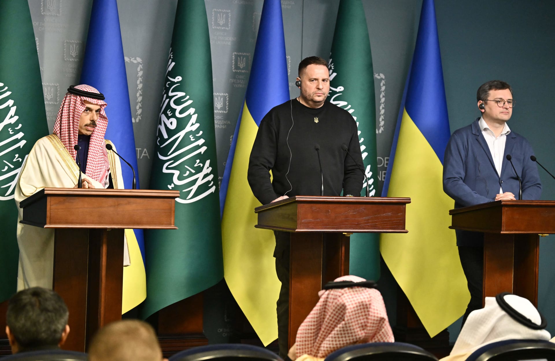 لقاء وزيرا خارجية السعودية وأوكرانيا 