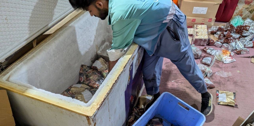 ضبط 25 طنًا من المواد الغذائية منتهية الصلاحية في جدة