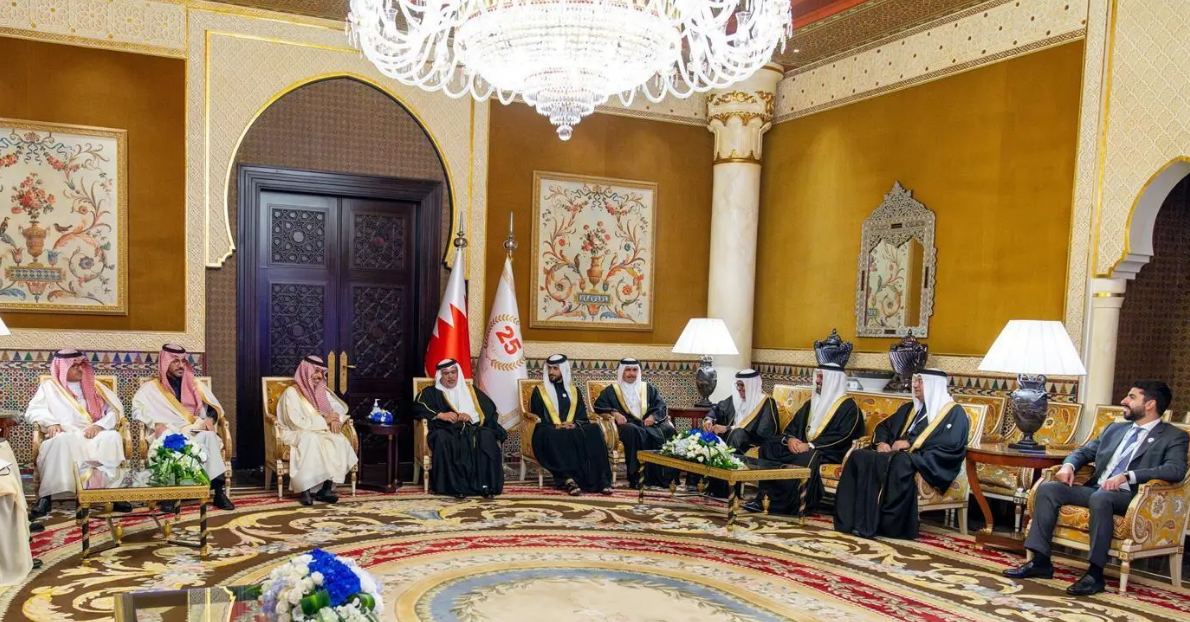 ولي عهد البحرين يبحث مع وزير الخارجية سُبل تعزيز العلاقات الثنائية