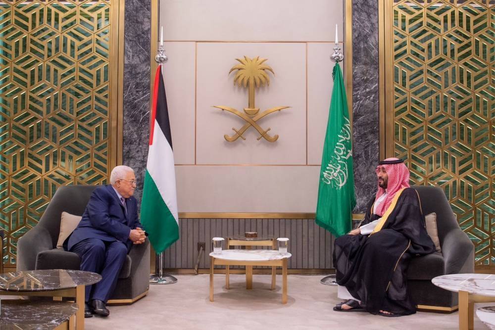 ولي العهد خلال مباحثات مع الرئيس الفلسطيني في أبريل الماضي