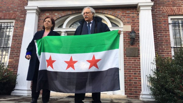 رفع العلم السورى الجديد على مبنى السفارة بواشنطن