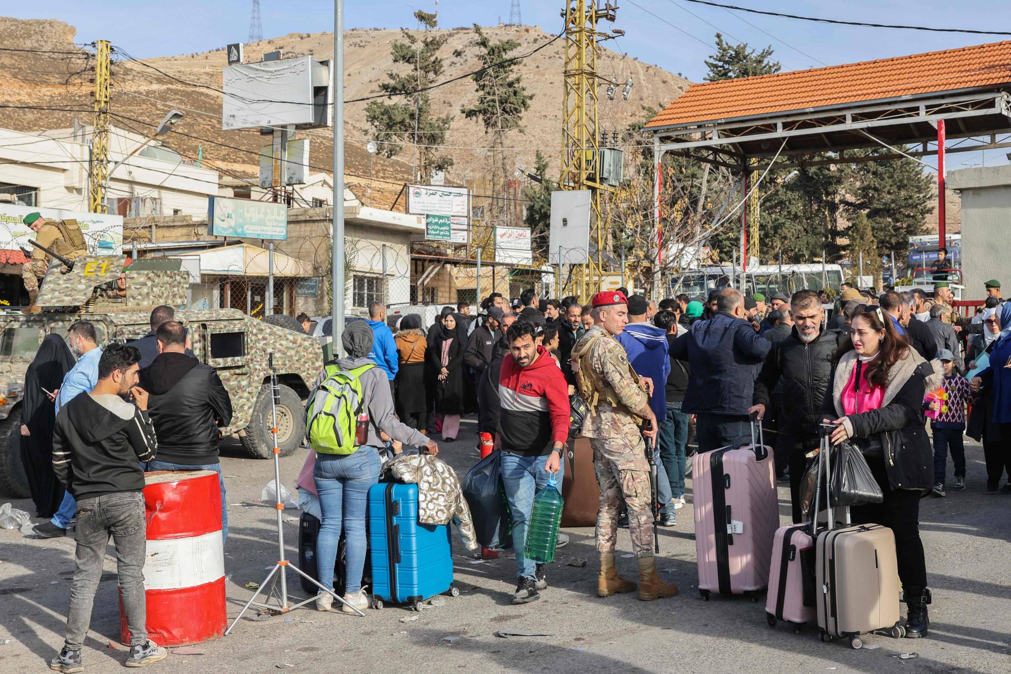 توافد النازحين السوريين إلى معبر المصنع