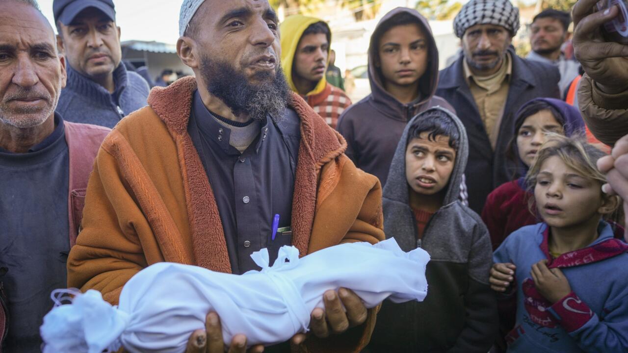 وفاة رضيع رابع تجمدًا ببرد الشتاء في غزة