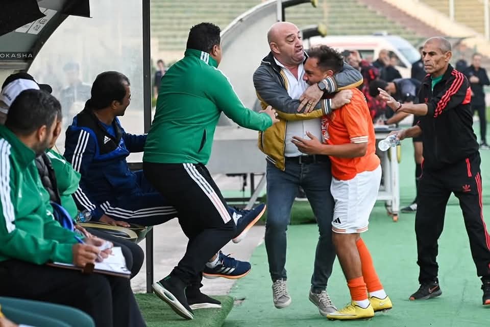 لاعب يعتدي بالضرب على مدربه في الدوري المصري