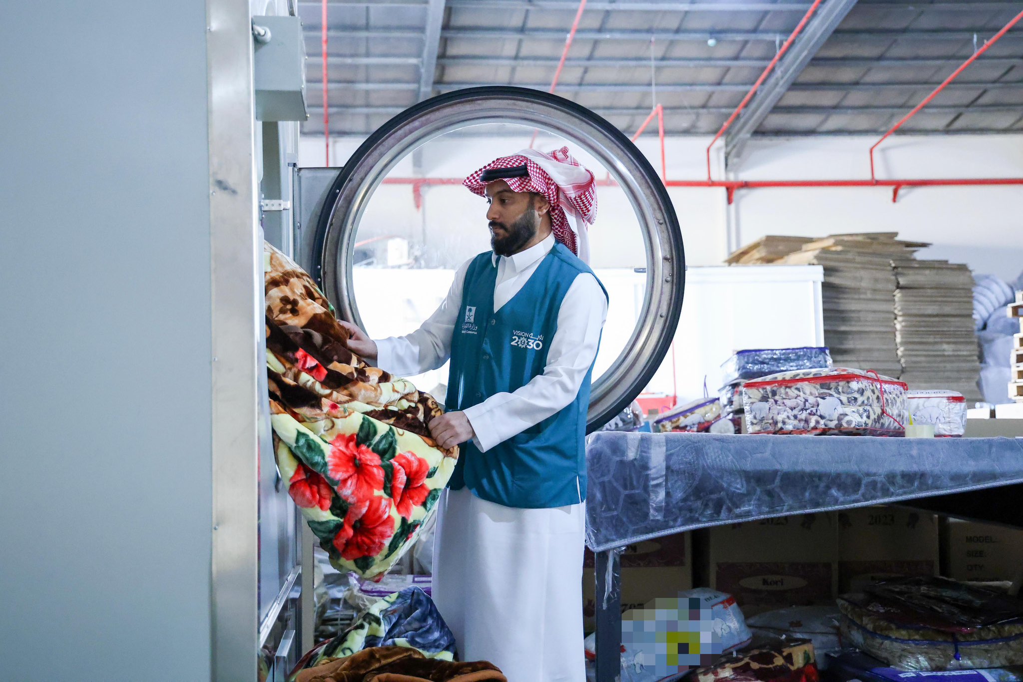 ضبط 33 ألف قطعة قماش مغشوشة بمستودع عمالة مخالفة في الرياض