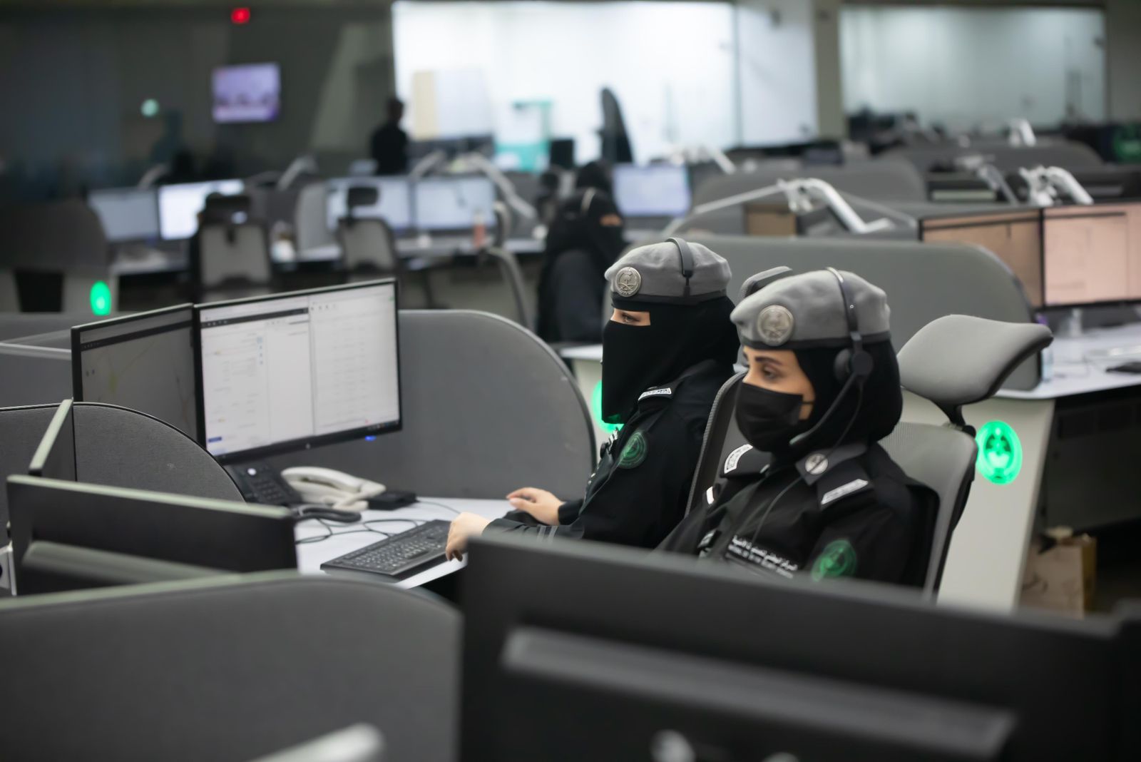 إنجازات المرأة السعودية بوزارة الداخلية.. من كاونتر الجوازات حتى حماية الحدود إنجازات المرأة السعودية بوزارة الداخلية.