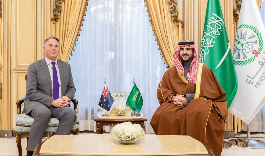 وزير الدفاع يبحث تعزيز العلاقات الدفاعية مع نظيره الأسترالي الأمير خالد بن سلمان مع نظيره الأسترالي ريتشارد مارلز
