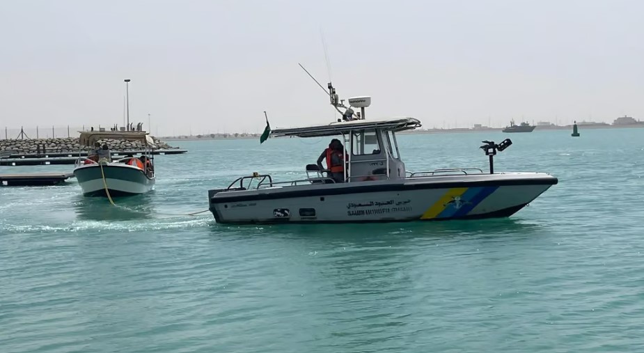 إنقاذ مقيمين تعطلت واسطتهم البحرية في عسير