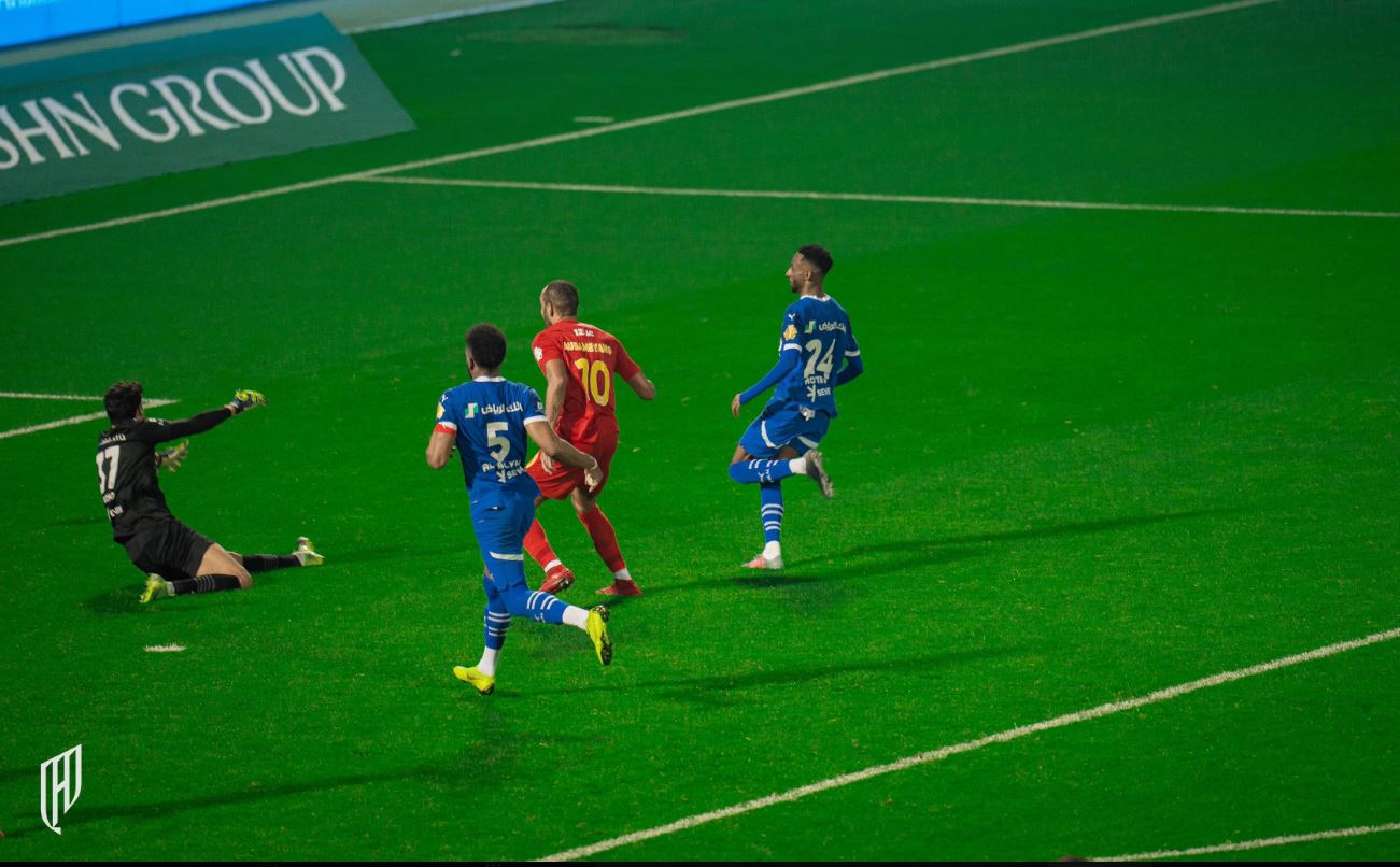 القادسية يخطف انتصارا مثيرا أمام الهلال