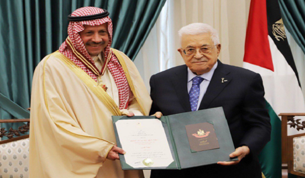 الرئيس الفلسطيني يقلد سفير المملكة وسام نجمة القدس