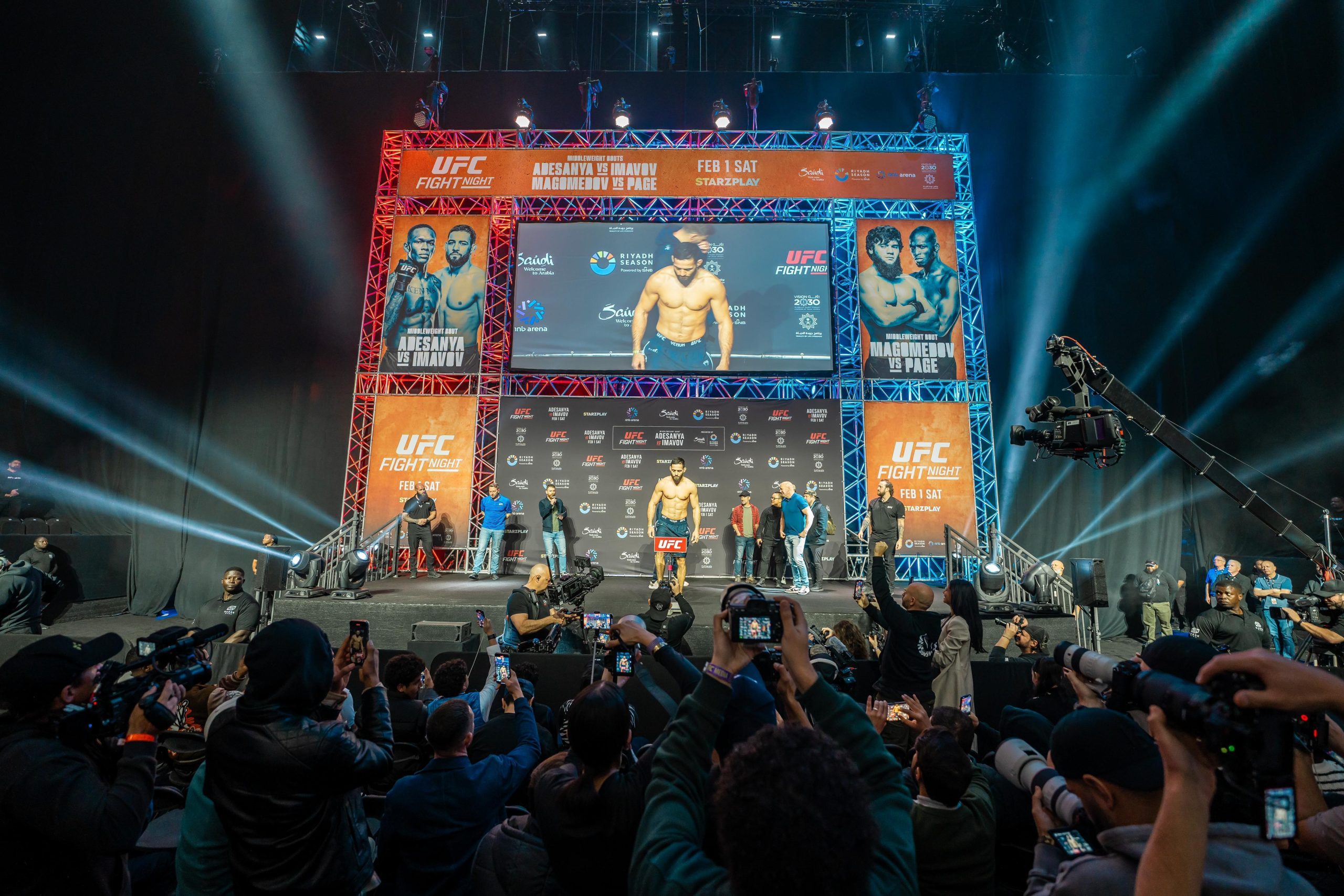 مقاتلو UFC يجتازون مرحلة الوزن استعدادًا لنزالات السبت