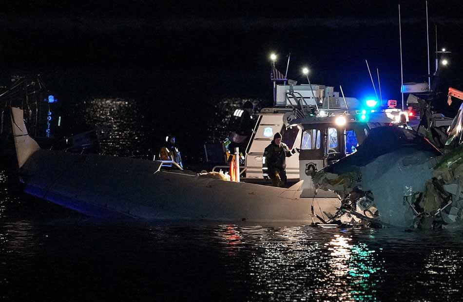 جهود متواصلة لانتشال طائرتي واشنطن بعد الحادث المروع