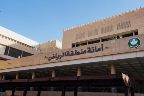 أمانة الرياض تتفاعل مع مخالفة تقديم صالون حلاقة رجالي خدماته لامرأة