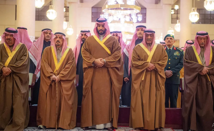 ولي العهد يؤدي صلاة الميت على الأمير محمد بن فهد بن عبدالعزيز