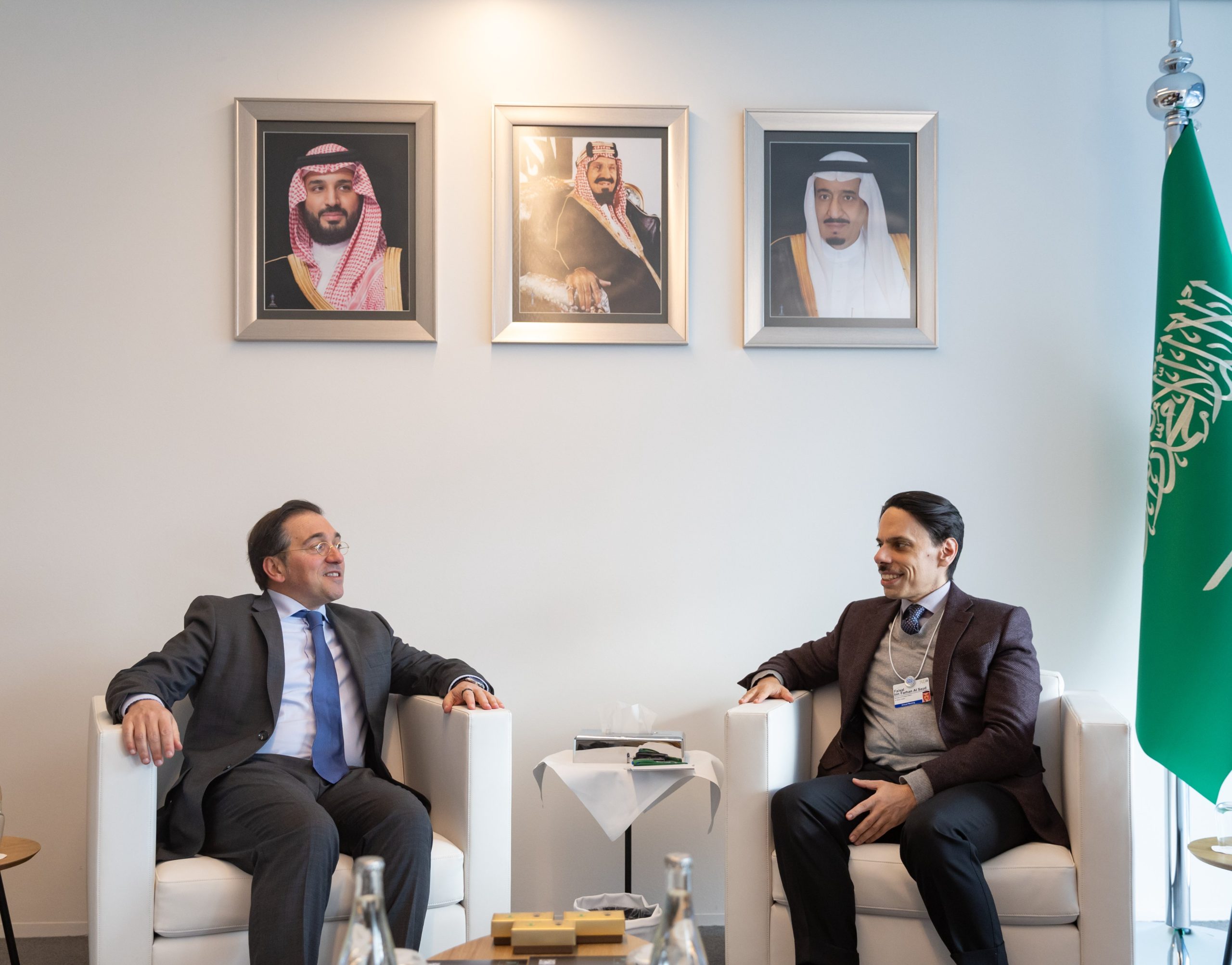 وزير الخارجية يبحث مع نظيره الإسباني المستجدات الإقليمية والدولية