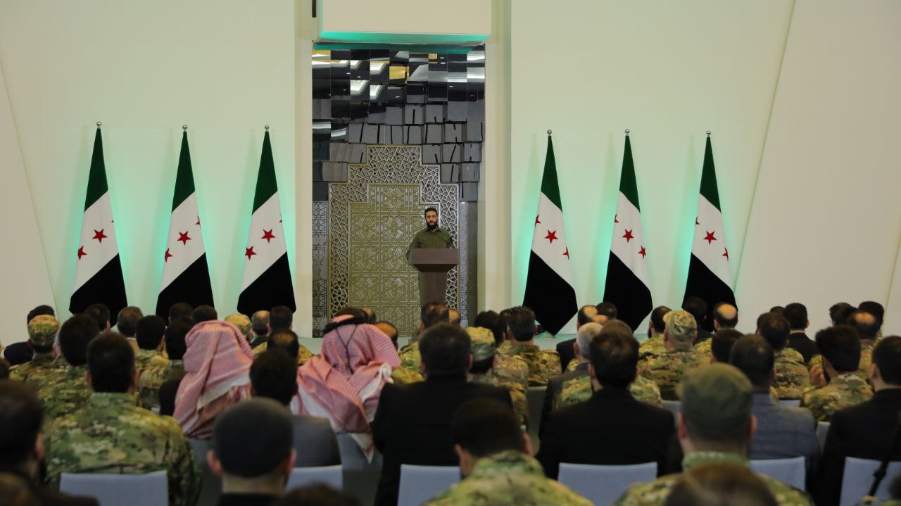 الشرع رئيسًا للمرحلة الانتقالية في سوريا وحل “البعث” والجيش وإلغاء الدستور