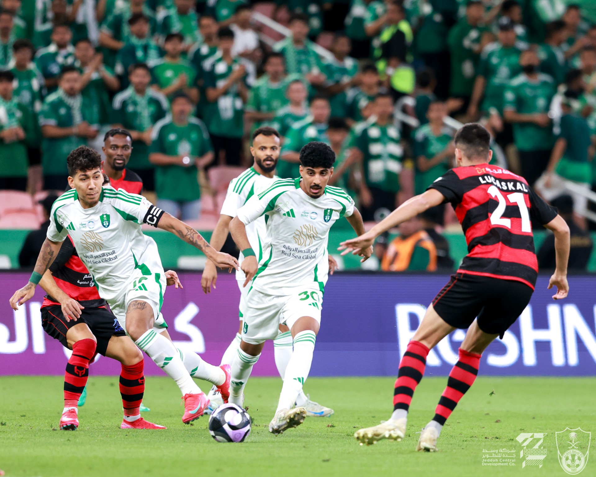 الأهلي يمطر شباك الرياض بخماسية