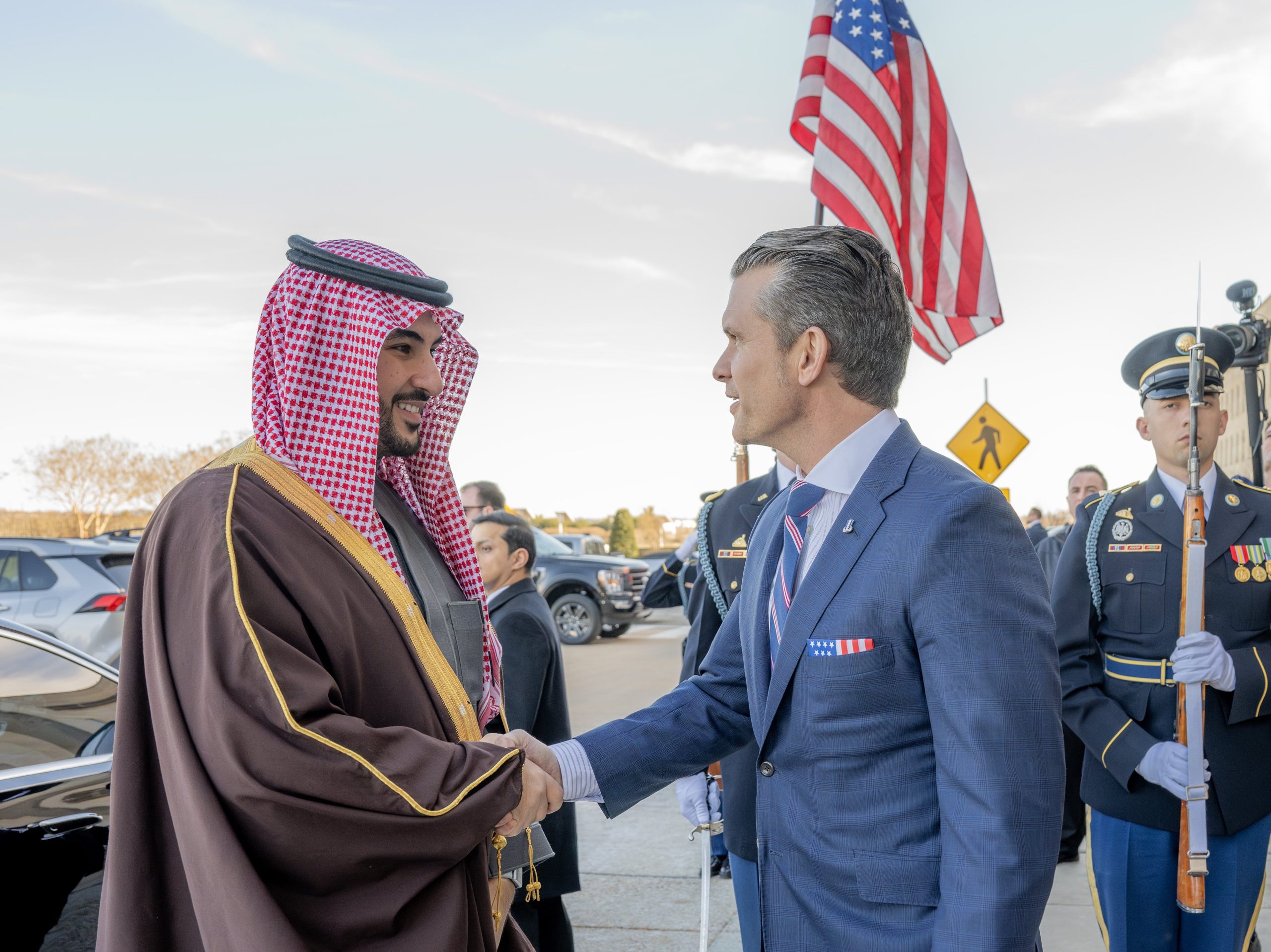 وزير الدفاع يزور واشنطن ويعقد اجتماعًا ثنائيًا موسعًا مع نظيره الأمريكي