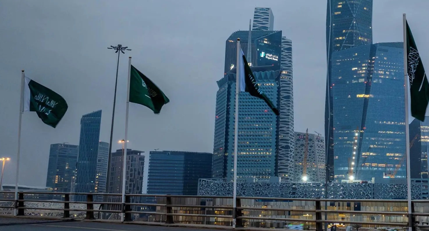 الرياض تزيّن العاصمة بأكثر من 8000 علم احتفاءً بيوم التأسيس