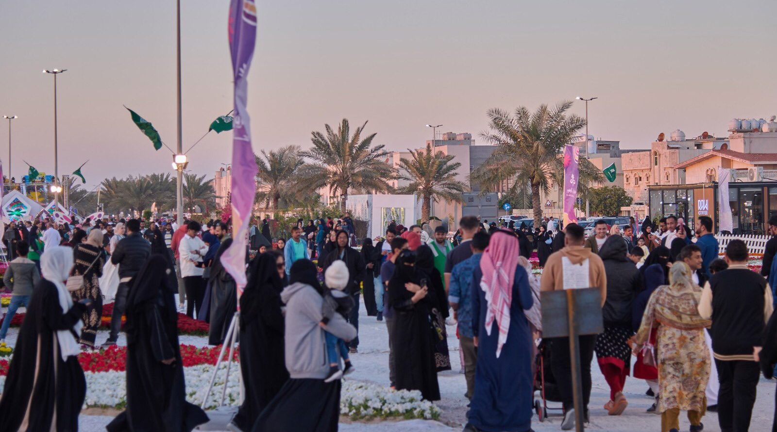 300 ألف زائر يودعون “مهرجان الزهور” بالقطيف