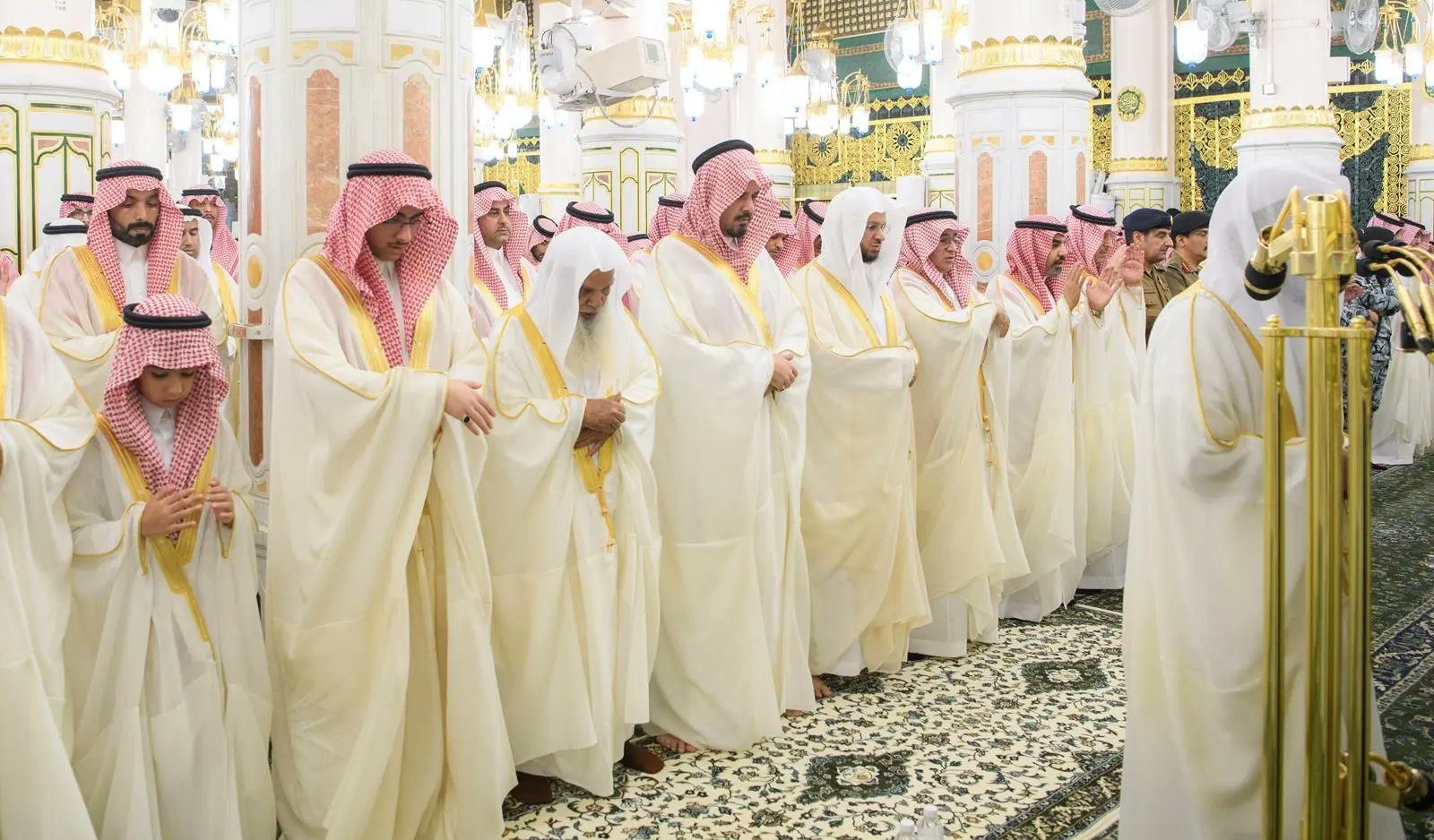 المصلون يؤدون صلاة عيد الفطر في المسجد النبوي