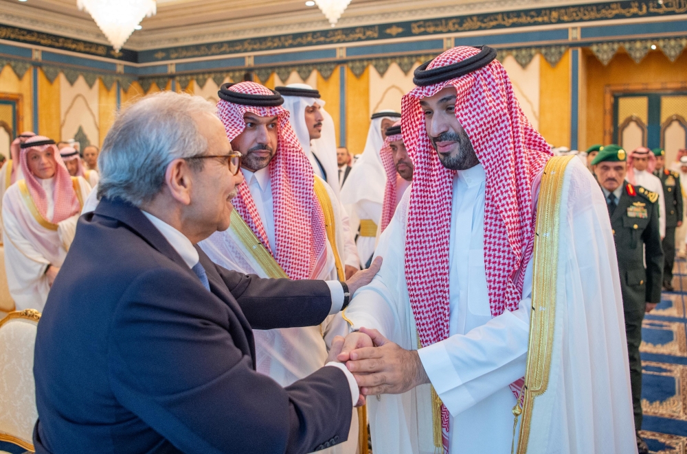 رسائل إيجابية حول مستقبل العلاقات.. رئيس وزراء لبنان يشارك في صلاة العيد بجوار ولي العهد