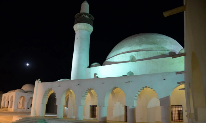 محافظ الأحساء يُدشِّن مبادرة مشروع صيانة 781 مسجدًا في المحافظة