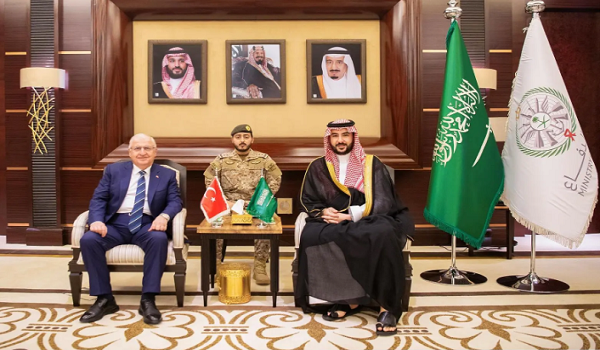 وزير الدفاع يستقبل نظيره التركي.. ويتلقى اتصالا من الأمريكي
