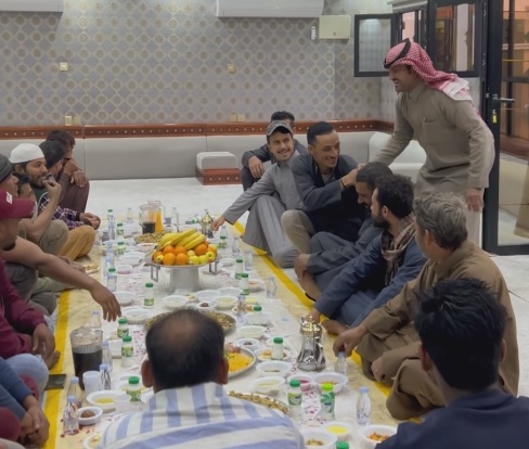عشر سنوات من الإحسان.. مائدة مبارك الثنيان تجمع الصائمين في حفر الباطن مائدة مبارك الثنيان
