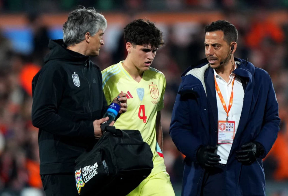 نجم برشلونة يغادر معسكر إسبانيا بسبب الإصابة باو كوبارسي
