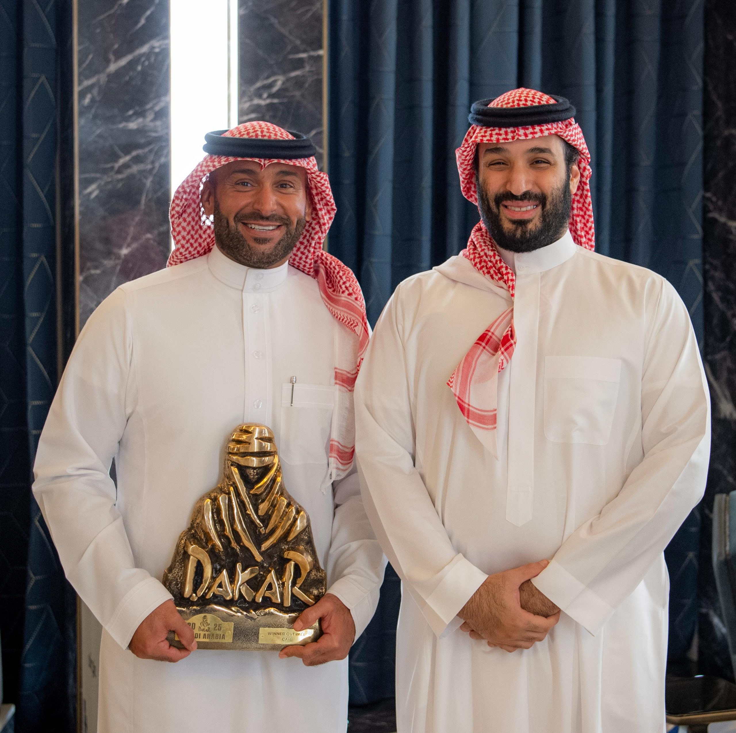 ولي العهد يستقبل يزيد الراجحي بطل رالي داكار السعودية 2025
