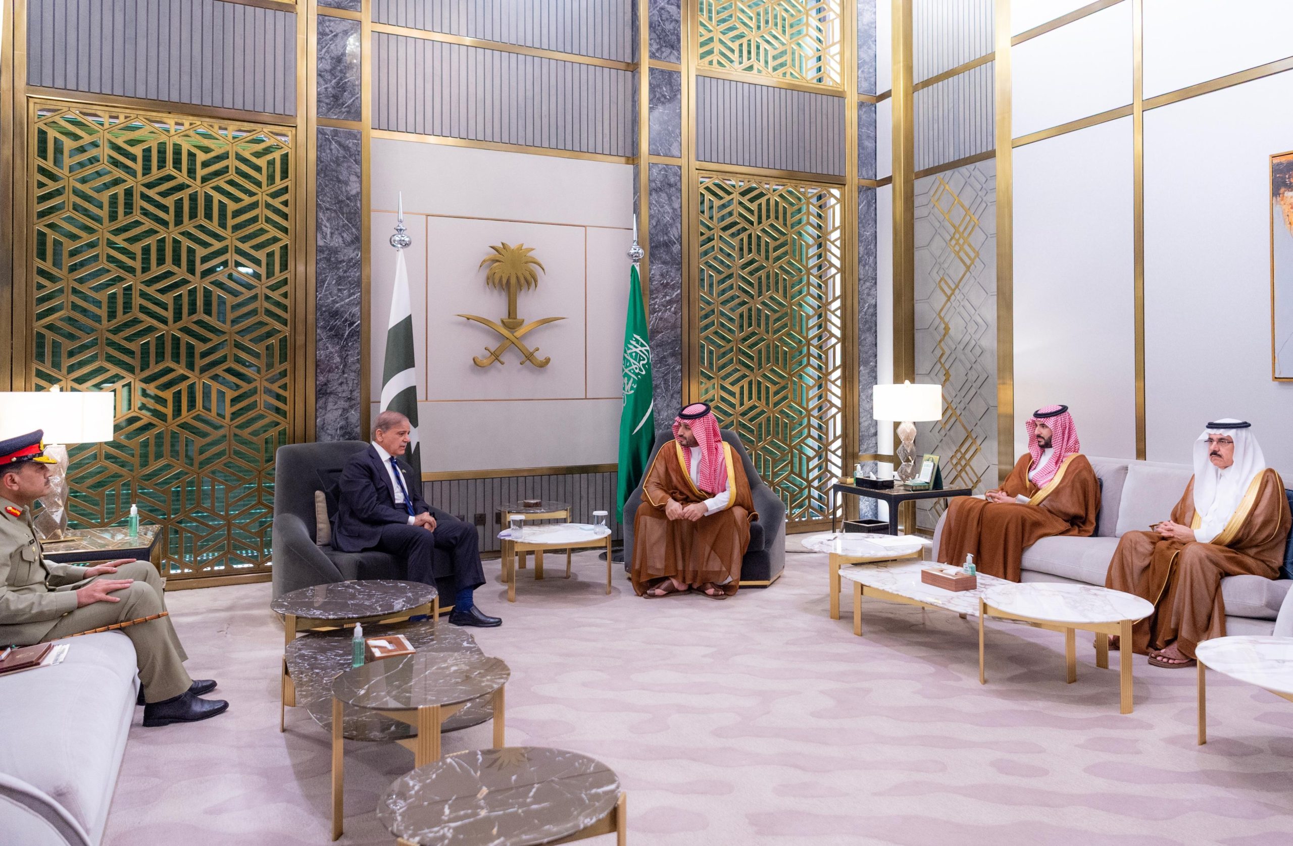تفاعل السعودية - ولي العهد يبحث مع رئيسي وزراء بريطانيا وباكستان ورئيس فرنسا تطورات الأوضاع بالمنطقة